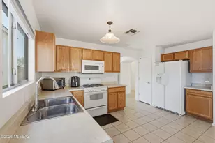 682 W Amber Sun Dr, Green Valley, AZ 85614 - Photo 9