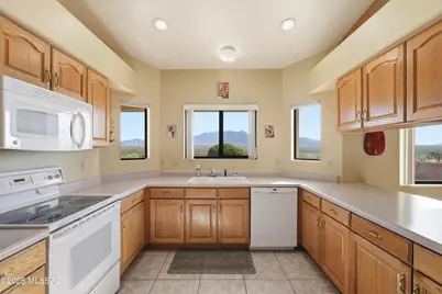 1461 W Hidden Crest Court, Green Valley, AZ 85622 - Photo 11