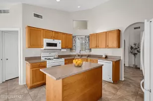 1963 E Desert Lark Pass, Green Valley, AZ 85614 - Photo 9