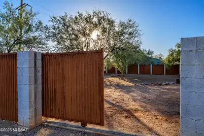 1005 W Emerine Drive, Tucson, AZ 85704 - Photo 29