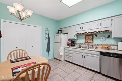1407 W Camino Calderon, Green Valley, AZ 85622 - Photo 11