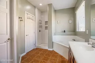 8428 N Red Rock Ridge Ct, Tucson, AZ 85742 - Photo 21