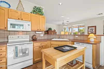 9402 N Wishing Star Drive, Tucson, AZ 85743 - Photo 11