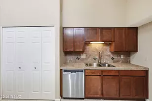 8614 E Pembrook Dr, Tucson, AZ 85715 - Photo 9