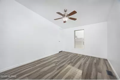 8033 S Farmcreek Drive, Tucson, AZ 85756 - Photo 13