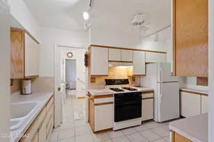 107 E Los Arcos, Green Valley, AZ 85614 - Photo 11