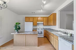 10252 E Wasp Spring Dr, Tucson, AZ 85748 - Photo 11