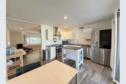 8271 E Kenyon Drive, Tucson, AZ 85710 - Photo 9