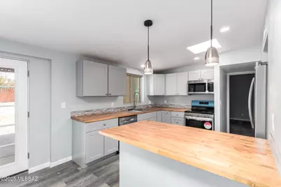 2033 S Augusta Place, Tucson, AZ 85710 - Photo 15