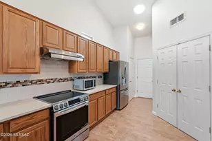 821 N Silverleaf Oak Pl, Tucson, AZ 85710 - Photo 15