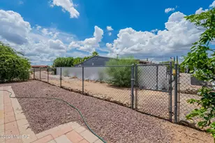 240 W Cumaro Dr, Green Valley, AZ 85614 - Photo 25