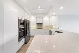 425 Cove Tower Dr, Naples, FL 34110 - Photo 3