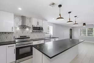 3577 Hibiscus Ave, Naples, FL 34104 - Photo 3