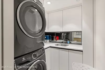 211 W Main Street, Aspen, CO 81611 - Photo 31