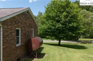 1424 Bear Creek Rd, Bakersville, NC 28705 - Photo 27