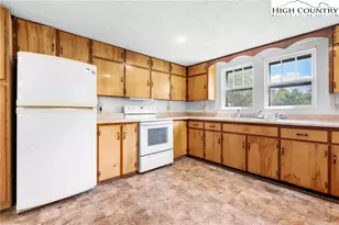 169 Railroad St, Newland, NC 28657 - Photo 27