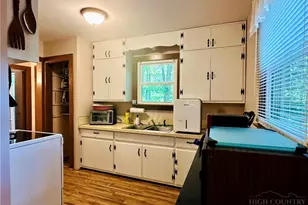 319 Walnut Hills Cir, Crumpler, NC 28617 - Photo 5