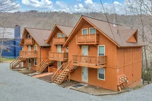 102 Skiview Ln, Beech Mountain, NC 28604 - Photo 1