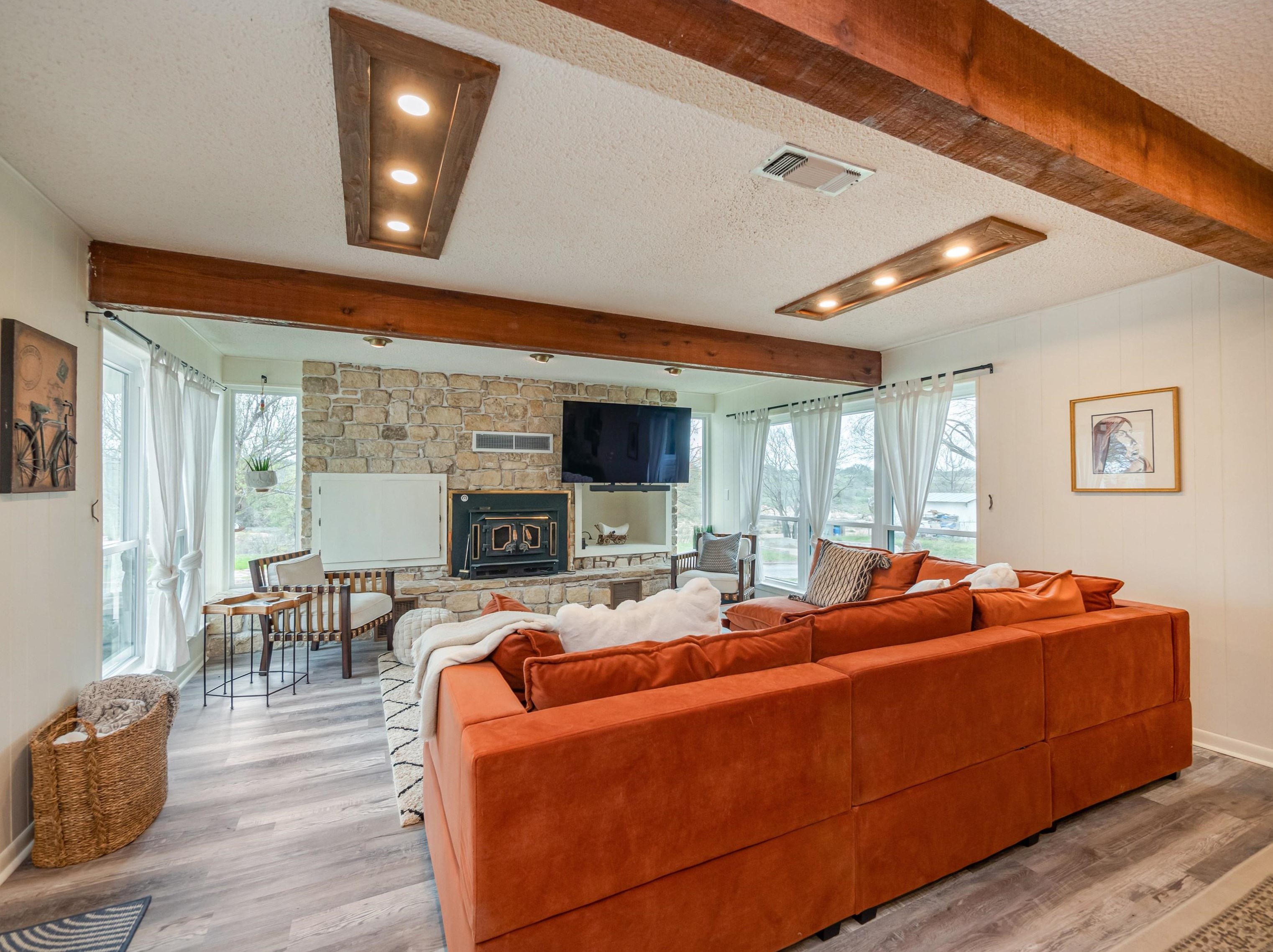 1107 Sandstone St, Sunrise Beach TX  78643-2426 exterior