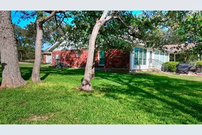 220 W Lakecrest Drive, Bluffton, TX 78607 - Photo 5