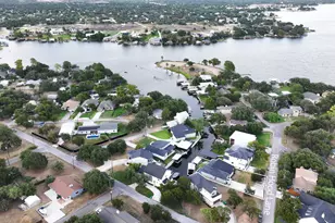 303 Robinhood Ln, Granite Shoals, TX 78654 - Photo 5