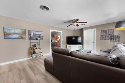 209 E Live Oak St, Burnet, TX 78611 - Photo 9