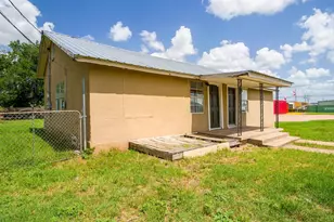 1004 Avon Ave, Llano, TX 78643 - Photo 5