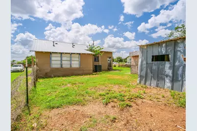 1004 Avon Ave, Llano, TX 78643 - Photo 23