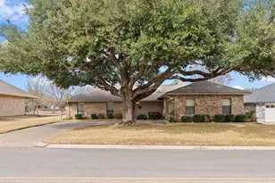 210 Meadowlakes Dr, Meadowlakes, TX 78654 - Photo 1