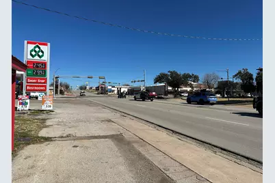 805 Bessemer Avenue, Llano, TX 78643 - Photo 11