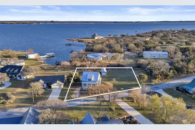 520 E Island Drive, Bluffton, TX 78607 - Photo 1