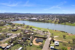 408 W Tarrant St, Llano, TX 78643 - Photo 1