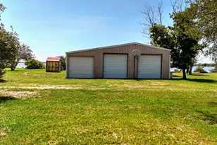 110 W Lakecrest Dr, Bluffton, TX 78607 - Photo 9