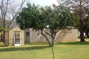 110 W Lakecrest Dr, Bluffton, TX 78607 - Photo 5