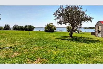 110 W Lakecrest Drive, Bluffton, TX 78607 - Photo 37