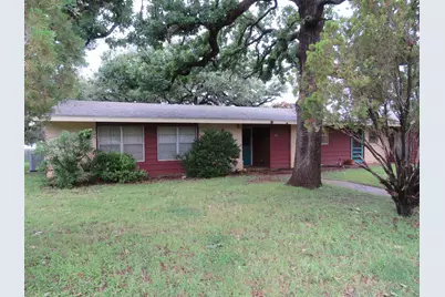 110 W Lakecrest Drive, Bluffton, TX 78607 - Photo 1