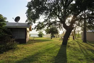 110 W Lakecrest Dr, Bluffton, TX 78607 - Photo 5