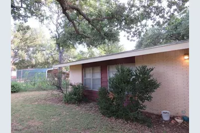 110 W Lakecrest Drive, Bluffton, TX 78607 - Photo 3