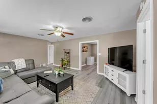 209 E Live Oak St, Burnet, TX 78611 - Photo 9