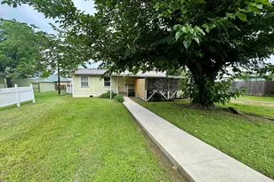 702 Pittsburg Ave, Llano, TX 78643 - Photo 1