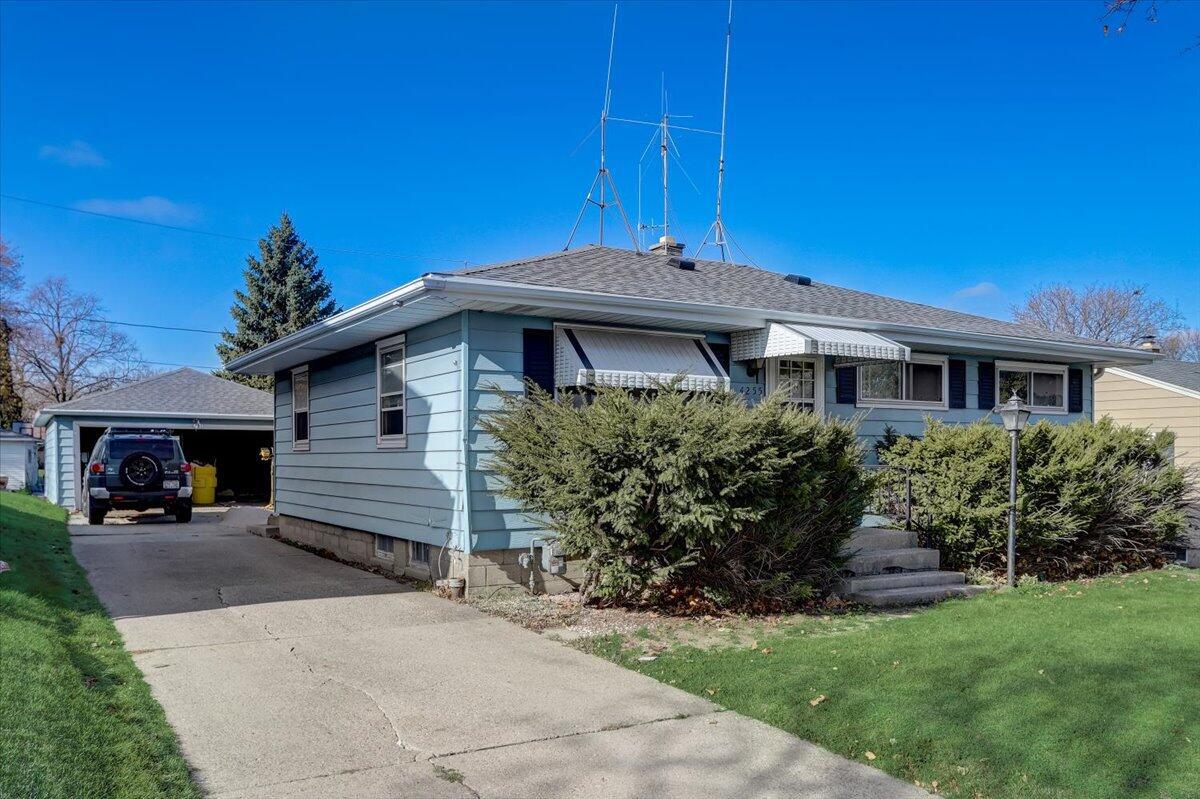 4255 S 20th St, Milwaukee, WI 53221 MLS 1818096 Coldwell Banker