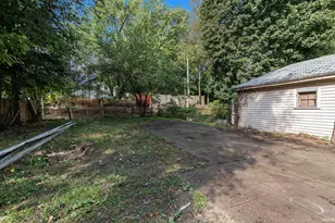 901 Lawndale St, South Bend, IN 46628 - Photo 15