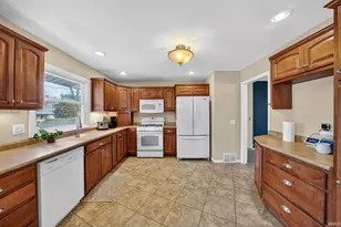 1558 N Bay Dr, Elkhart, IN 46514 - Photo 5