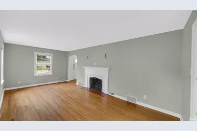 917 W Lawrence Street, Mishawaka, IN 46545 - Photo 5