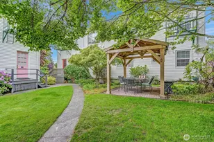 7868 Green Lake Dr N, Seattle, WA 98103 - Photo 17