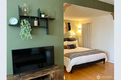 8214 Greenwood Avenue N, Seattle, WA 98103 - Photo 11