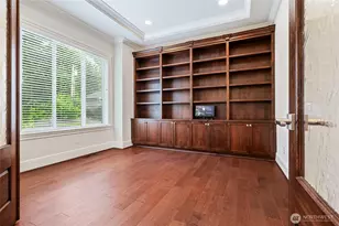 9827 NE 20th St, Bellevue, WA 98004 - Photo 17