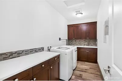 9827 NE 20th Street, Bellevue, WA 98004 - Photo 35