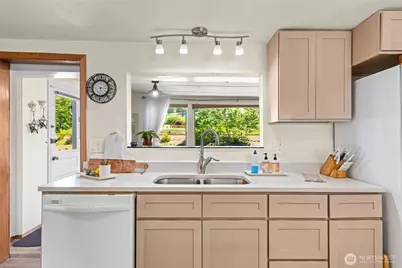 2423 Day Island Boulevard W, University Place, WA 98466 - Photo 17