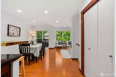672 NE 40th St, Seattle, WA 98105 - Photo 17